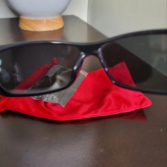 Gucci Sunglasses, Black Frame - Picture 8 of 8